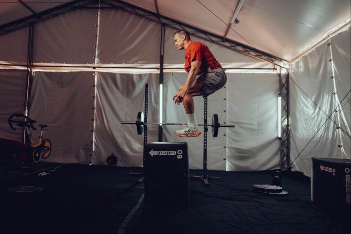 Atleta durante un salto sul box